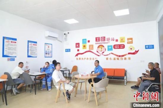 图为江西景德镇市昌江区豪德贸易广场工会驿站内，户外工作者正在休息。昌江区融媒体中心供图