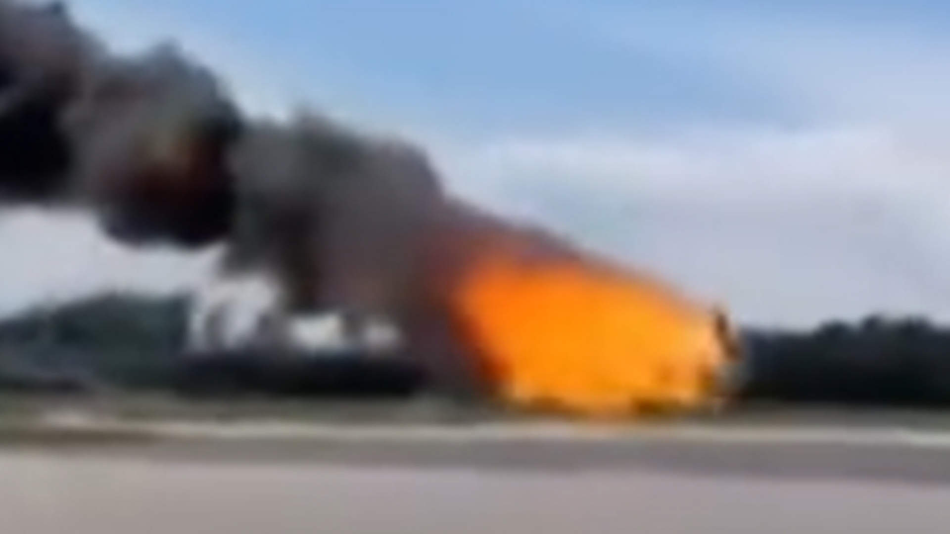 波兰一军用飞机在低空表演时坠毁,机上一名飞行员死亡_凤凰网视频