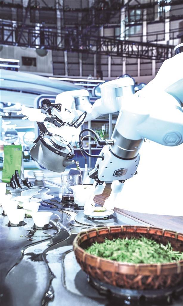 先进的机器人为市民秀茶艺