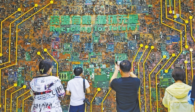 6月30日，在位于丰城市的江西格林循环产业股份有限公司，采访团成员对电子垃圾回收利用的环保创新十分关注。