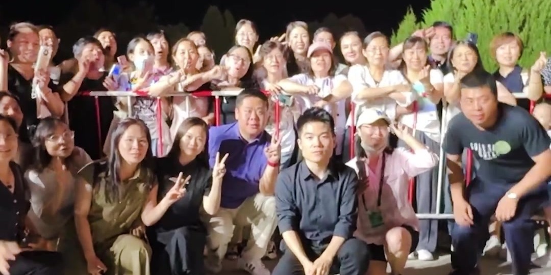 董宇辉在运城芮城与粉丝合影！