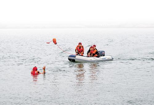 7月3日，赞皇县应急救援大队队员进行防汛综合演练。本报记者 赵杰摄