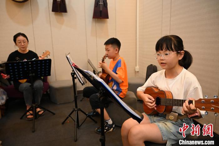 呼和浩特:小学生在青少年宫内享受暑假生活