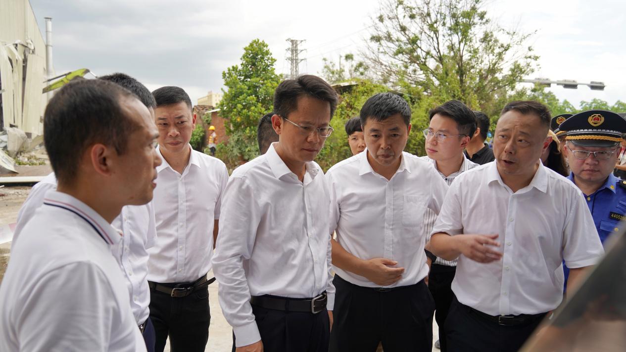 图：项目图纸前，相关部门负责人深入讨论后续工作的推进