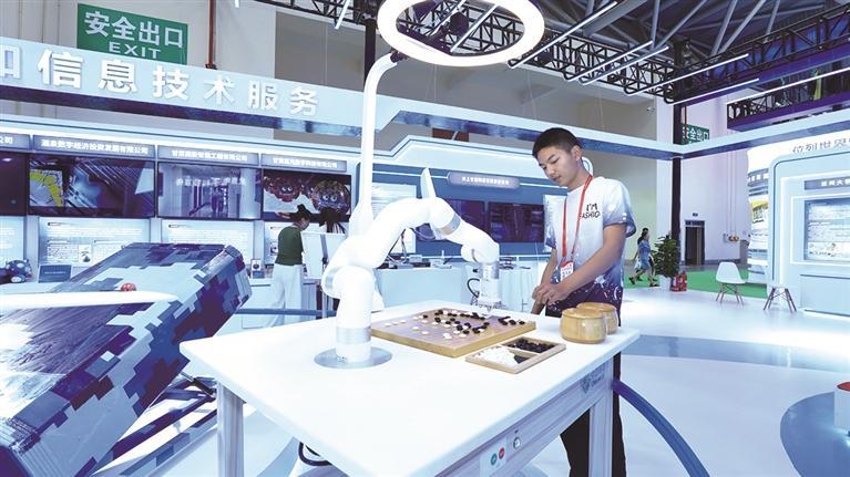 机器人与学生的一场无声较量　胡淼山　摄