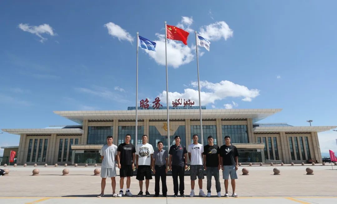 民族团结村ba篮球邀请赛总冠军的叶城队队员在昭苏天马机场合影