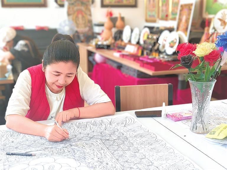 正在起稿绘制的杨会兰