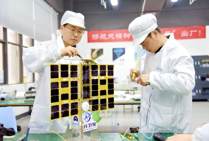航升卫星正在进行卫星测试。通讯员供图