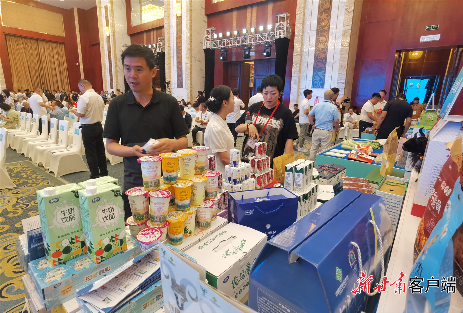 展示区工作人员向客商介绍地道“甘味”