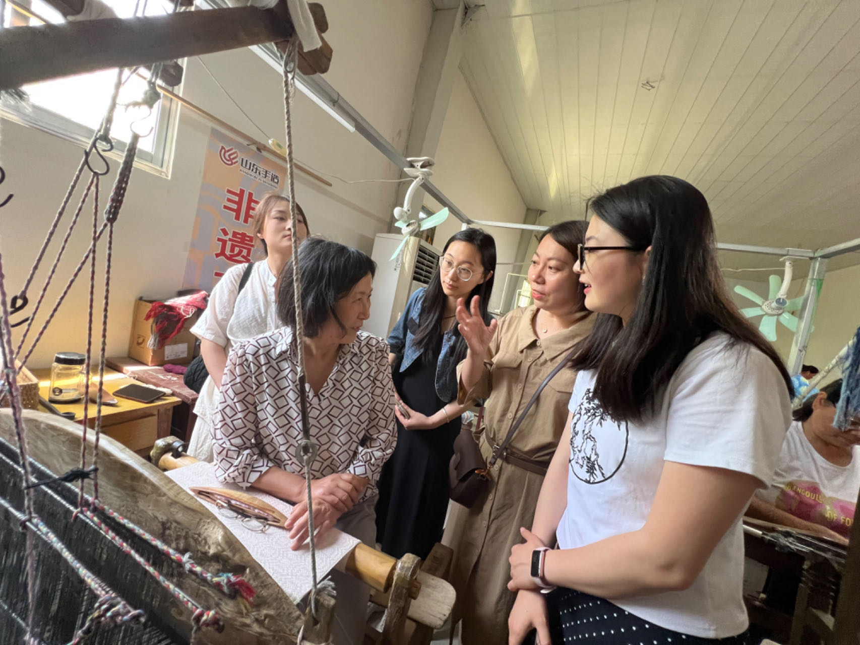 图2 团队访谈鲁锦国家级非遗传人刘爱玉