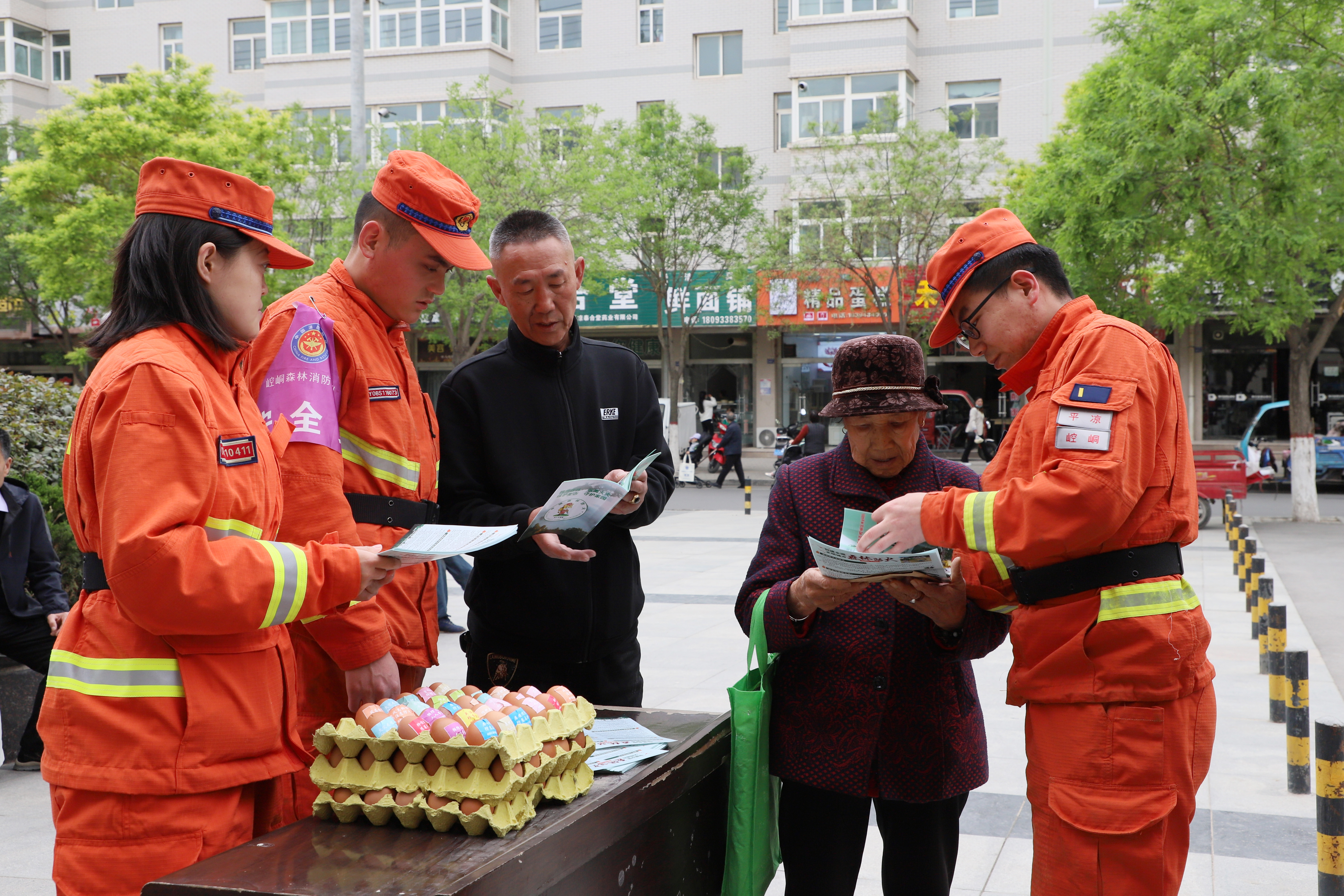 图为李亚兵同队伍深入社区开展防火知识宣讲的场景（右边第一个为李亚兵）