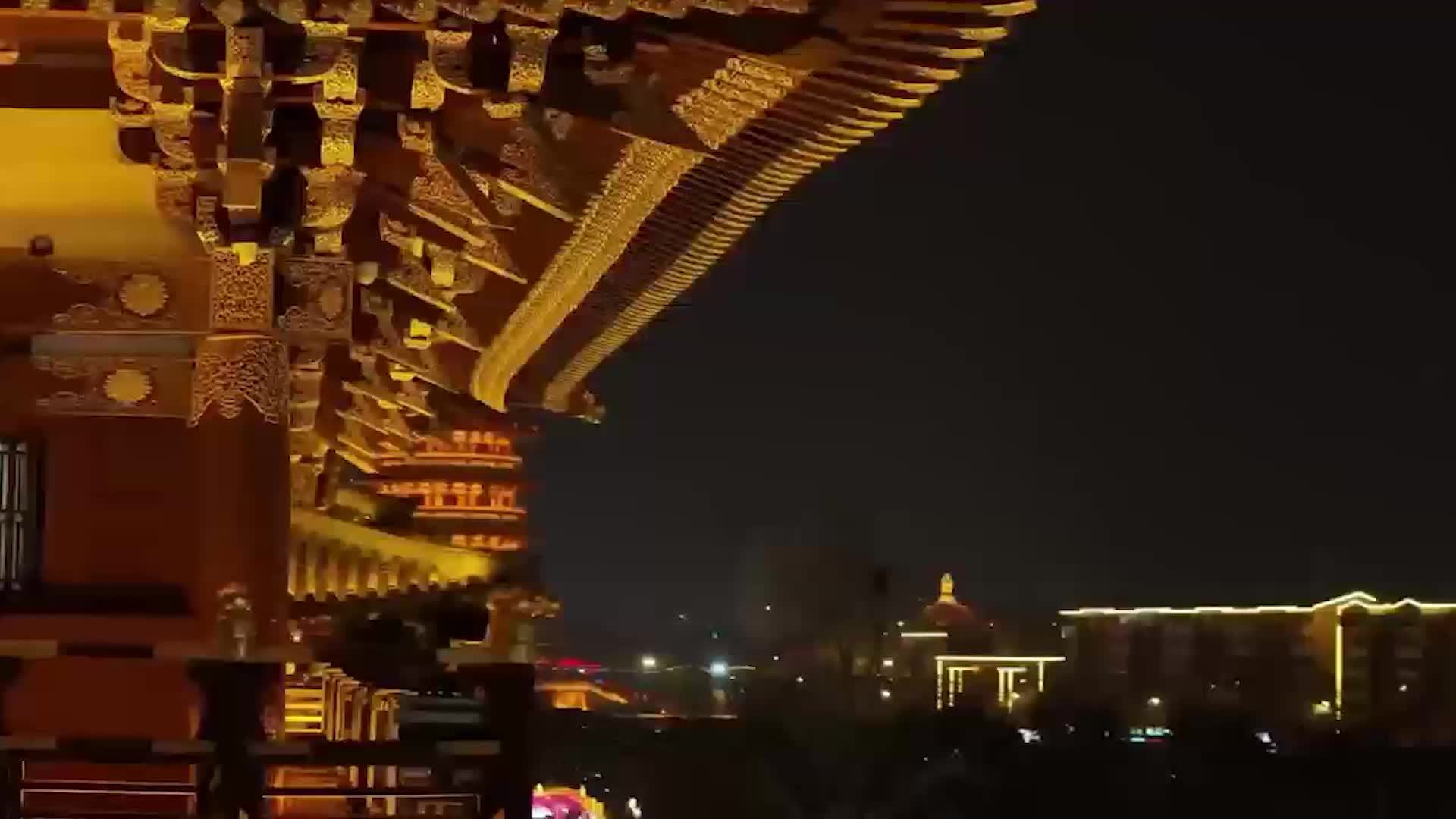 寻迹中国|“嗦”龙虾、逛夜市，摩洛哥姑娘体验夏日夜经济活力