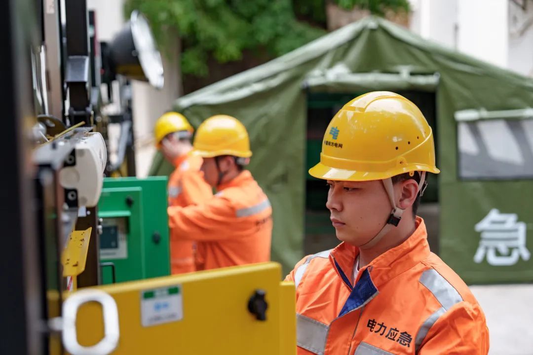 南方电网深圳供电局做好迎峰度夏应急演练，确保全市平稳度夏。（摄影：黄海鹏）