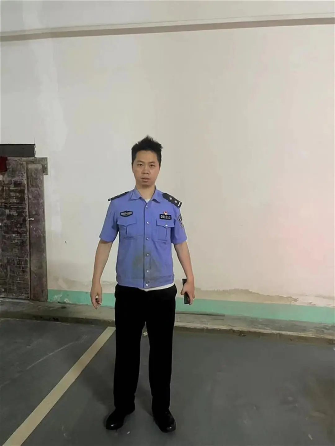 上岸后，余深造全身湿透，警服上布满污泥