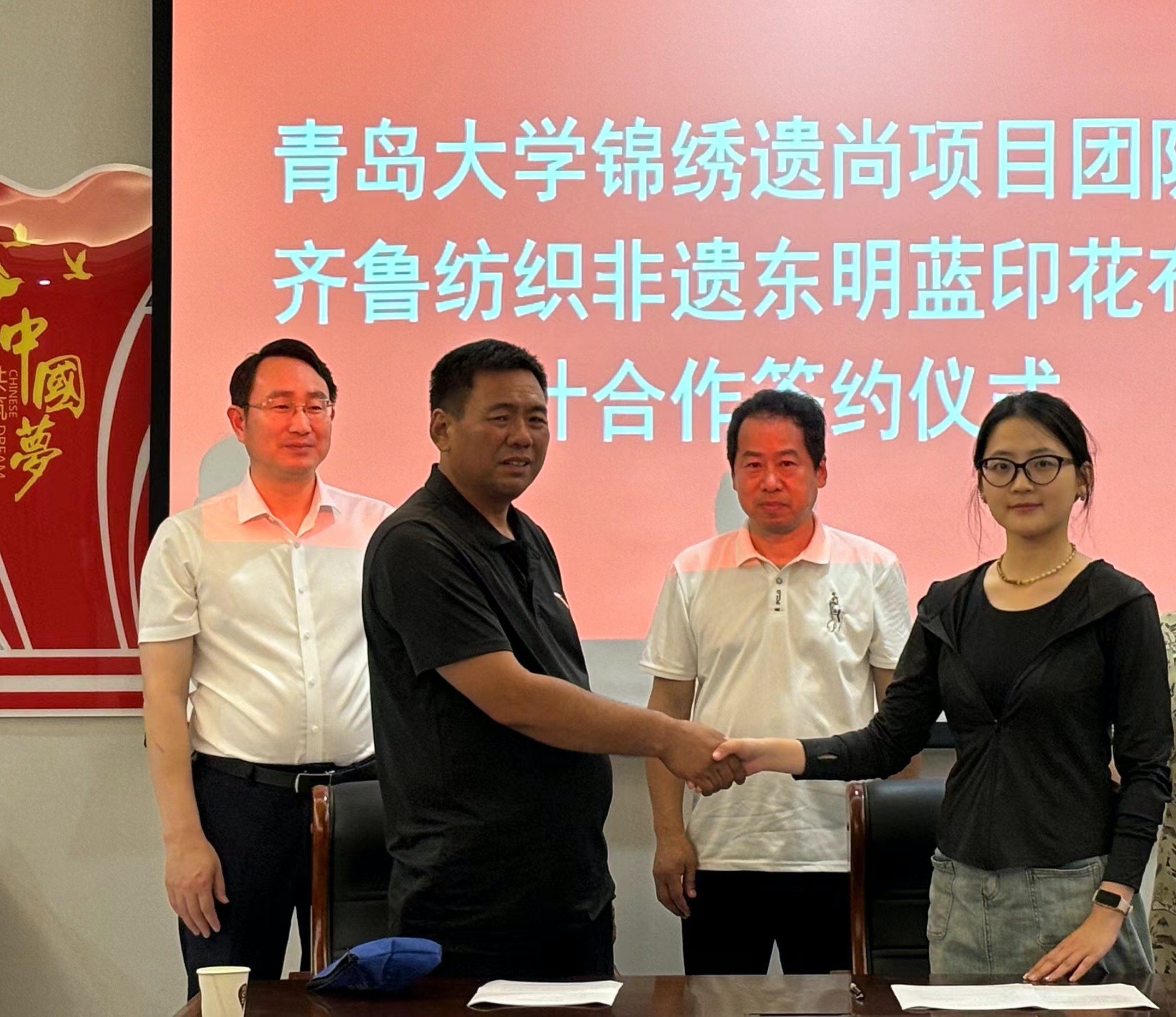 图9 同东明蓝印花布传承人陈旭升老师签订合作协议