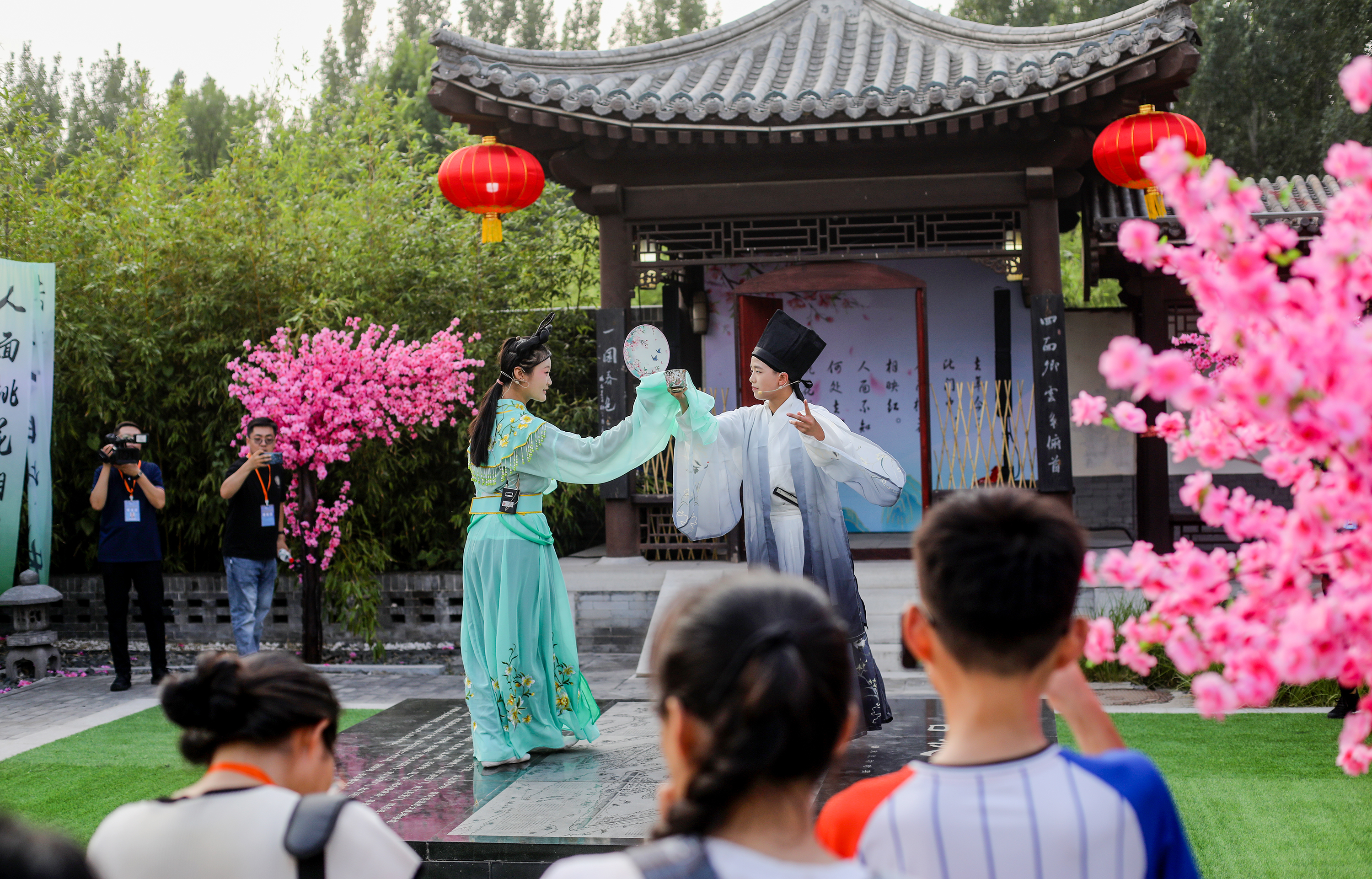 7月8日晚，“大美衡水 湖韵千年”大型沉浸式实景演出，人面桃花实景表演。武志库 摄