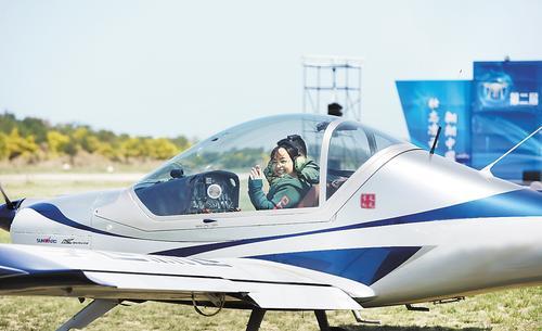 游客体验轻型飞机。 陈月振摄
