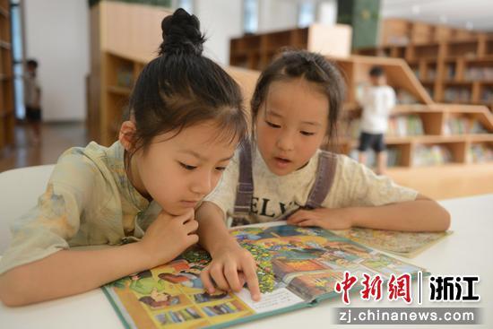 阅读现场。甬江街道供图