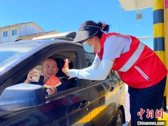 图为江西景德镇市乐平南站志愿者将提前准备好的瓜果、饮品送给司机。乐平南站供图