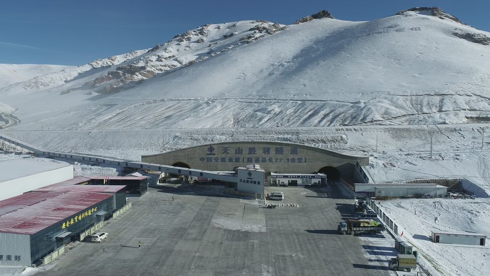 这是世界上在建的最长高速公路隧道——新疆天山胜利隧道出口端（2024年4月23日摄）。新华社发（孟根桑 摄）