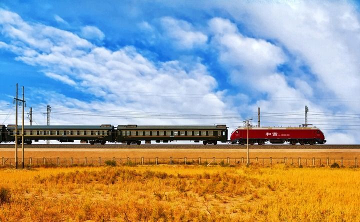 一列旅客列车奔驰在和若铁路线上（2022年6月5日摄）。新华社发（摆风亮 摄）