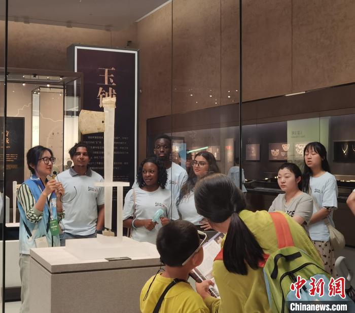 中外观众参观良渚博物院。鲍梦妮 摄