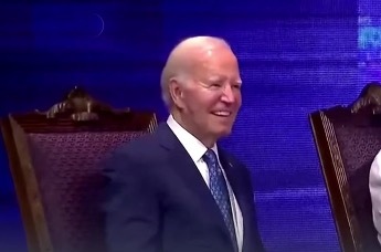 拜登回老家在教堂里演讲：我知道我看起来好像只有40岁，主教：您还是个年轻的小伙子