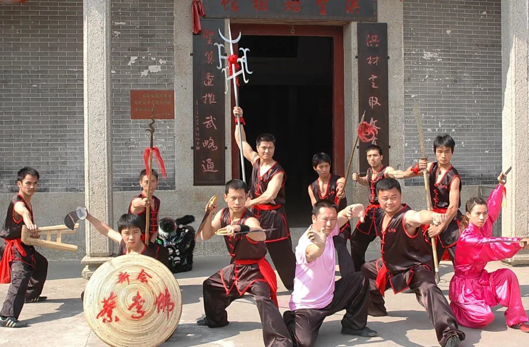 蔡李佛弟子在新会京梅村蔡李佛始祖馆前练武 图片由新会区非遗中心提供