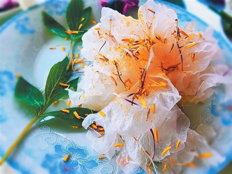 用牡丹花蕊制作的 菜品“一品芙蓉王”