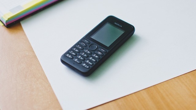 英國貴族寄宿學校伊頓公學禁止學生使用智能手機，提供諾基亞功能機
