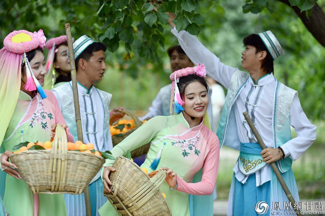 “陇上杏花第一村”洋溢着丰收的喜悦　甘肃省文旅厅供图