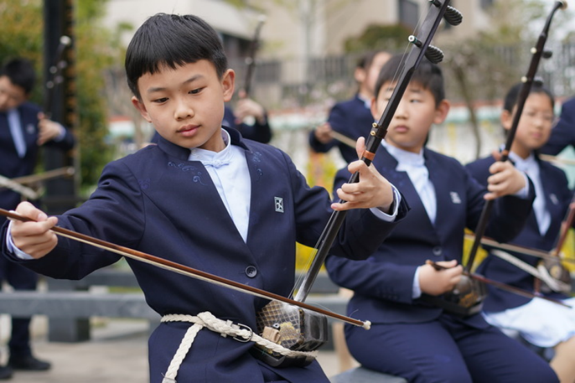 2023年3月29日，江苏无锡梅村实验小学学生在练习二胡。新华社记者 季春鹏 摄