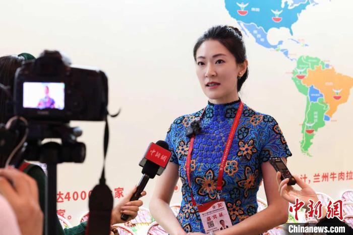 7月8日，中新网记者在兰州牛肉拉面产业链供应链招商推介暨项目签约现场采访美中电商贸易协会执行会长王明明。张福涛　摄