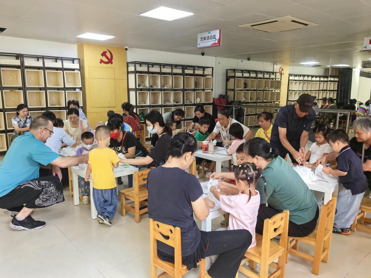 图5:香梅社区联合吉纽思国际幼儿园老师及外教开展早教公益学堂