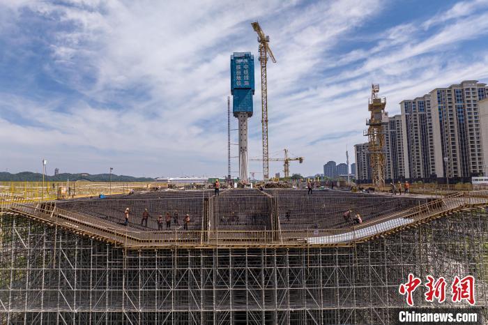 图为在20多米高的斜拉索挂设施工作业面，工人们有序施工。沈嘉鹏 摄