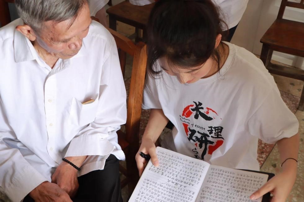 (王冬林老师展示往年演出排期)