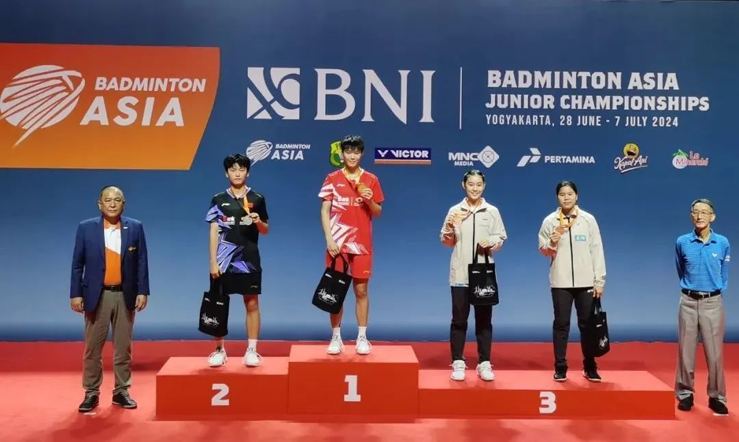 ▲阴伊晴（左二）获得本届比赛女子单打亚军。