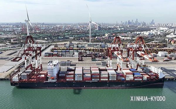停泊在中国天津港的集装箱船(XINHUA-KYODO)