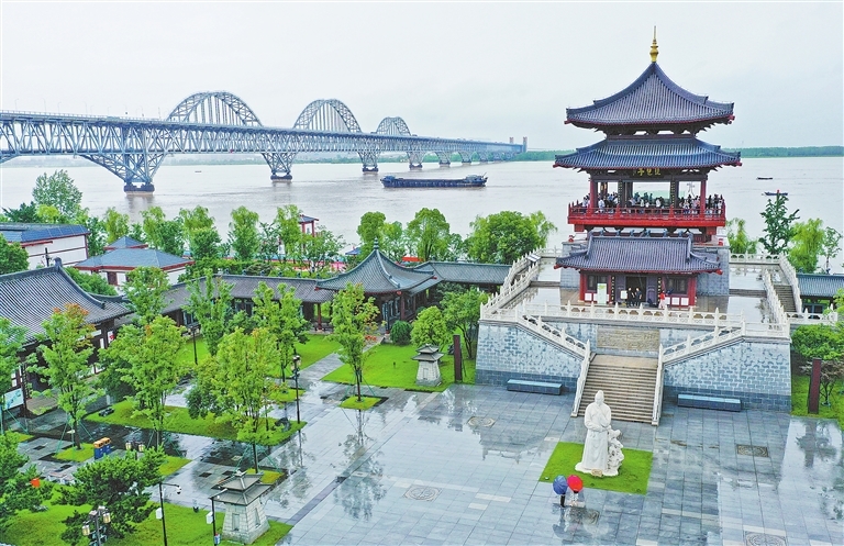 6月30日，长江国家文化公园九江城区段，参加“高质量发展调研行”江西主题采访活动的成员们登上琵琶亭，记录下长江沿岸的秀丽风光。