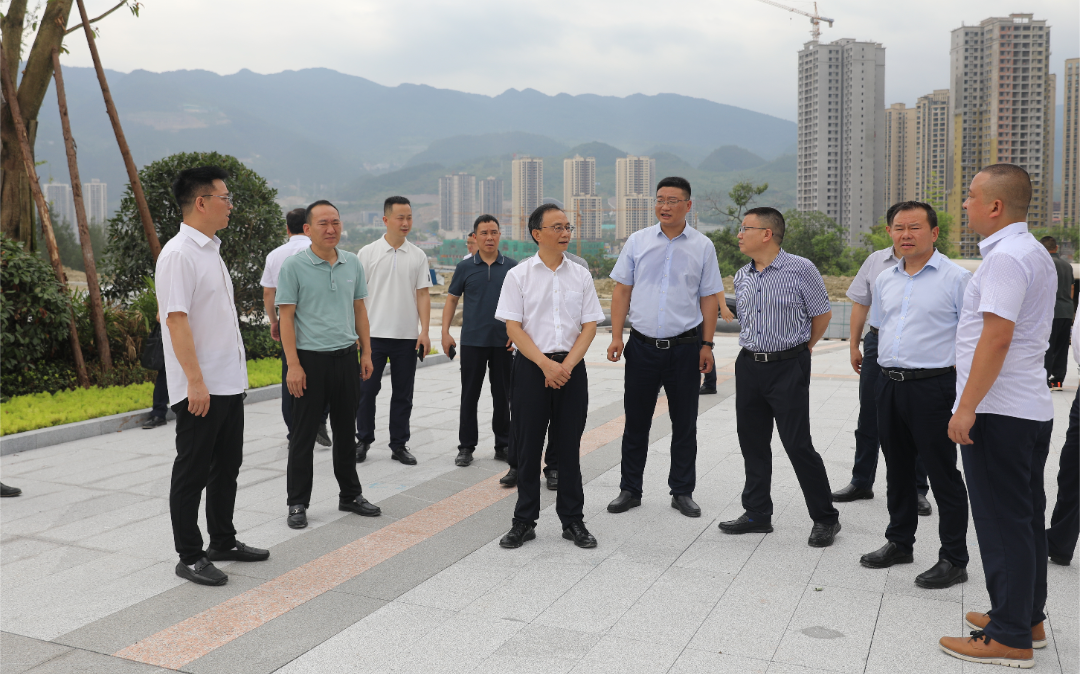 7月9日，县委书记石强带队到新城和高铁片区调研，并主持召开新城及高铁片区建设工作推进会议。李亚军 摄