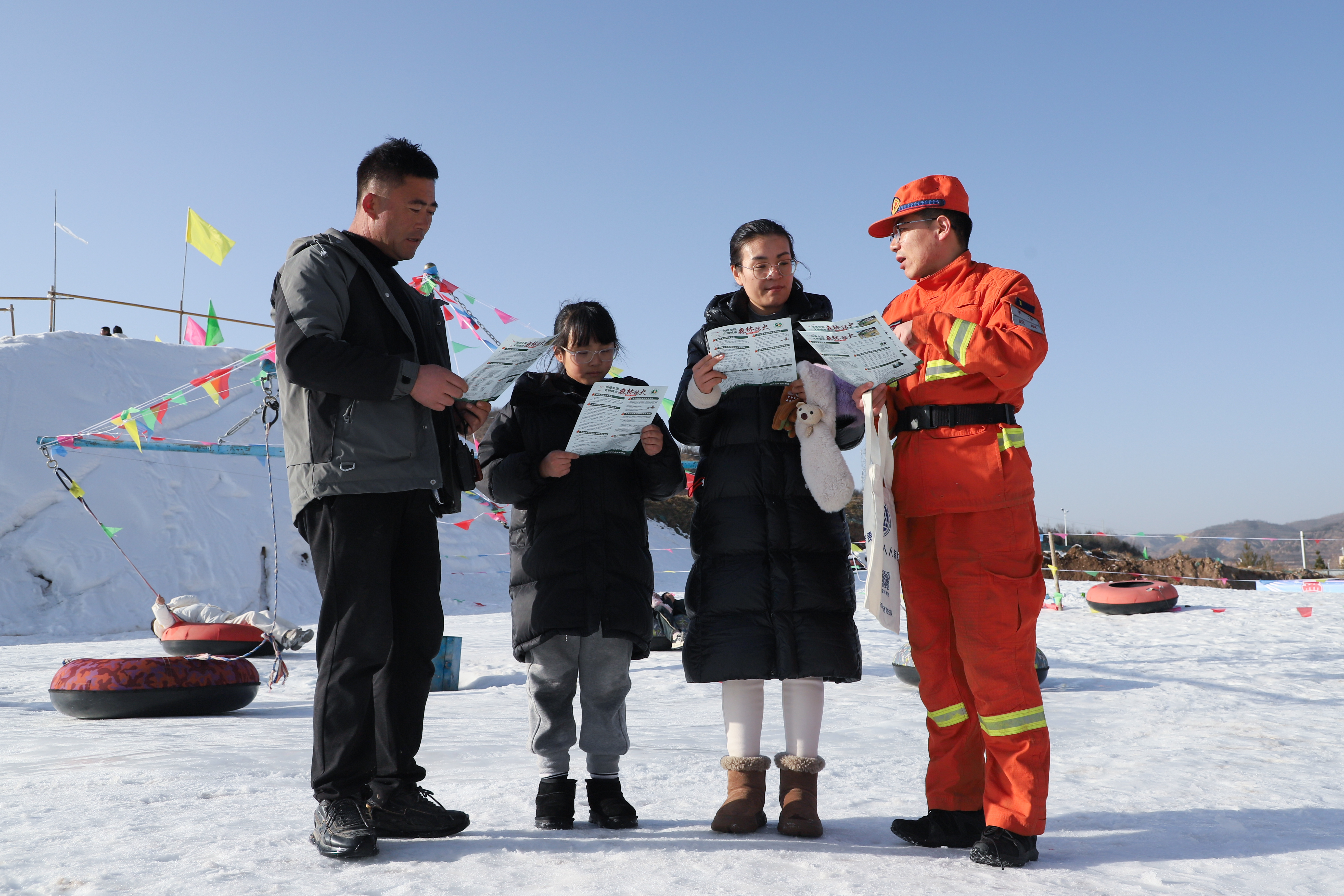 图为李亚兵同志深入驻地滑雪场开展应急知识科普宣讲