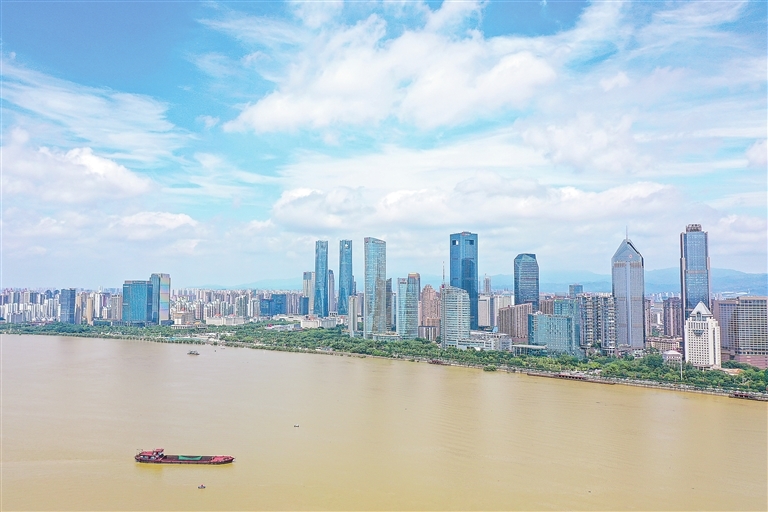 南昌：碧空如洗 美不胜收（图）