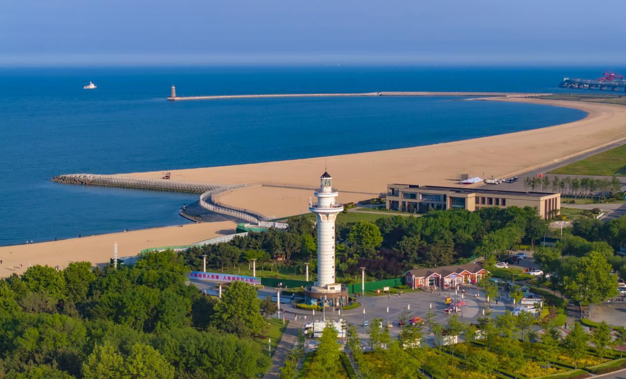 海龙湾的沙滩与海湾将大海拥抱，构成一幅生态画卷。刘江红 摄