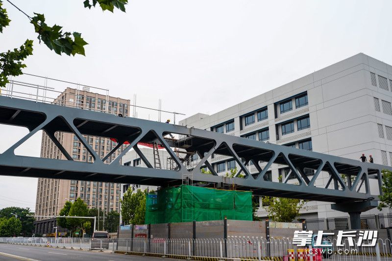 上层连接湖南科技工程技师学院南、北两个校区，下层在东西两向设置双侧楼梯为市政道路行人专用通道。