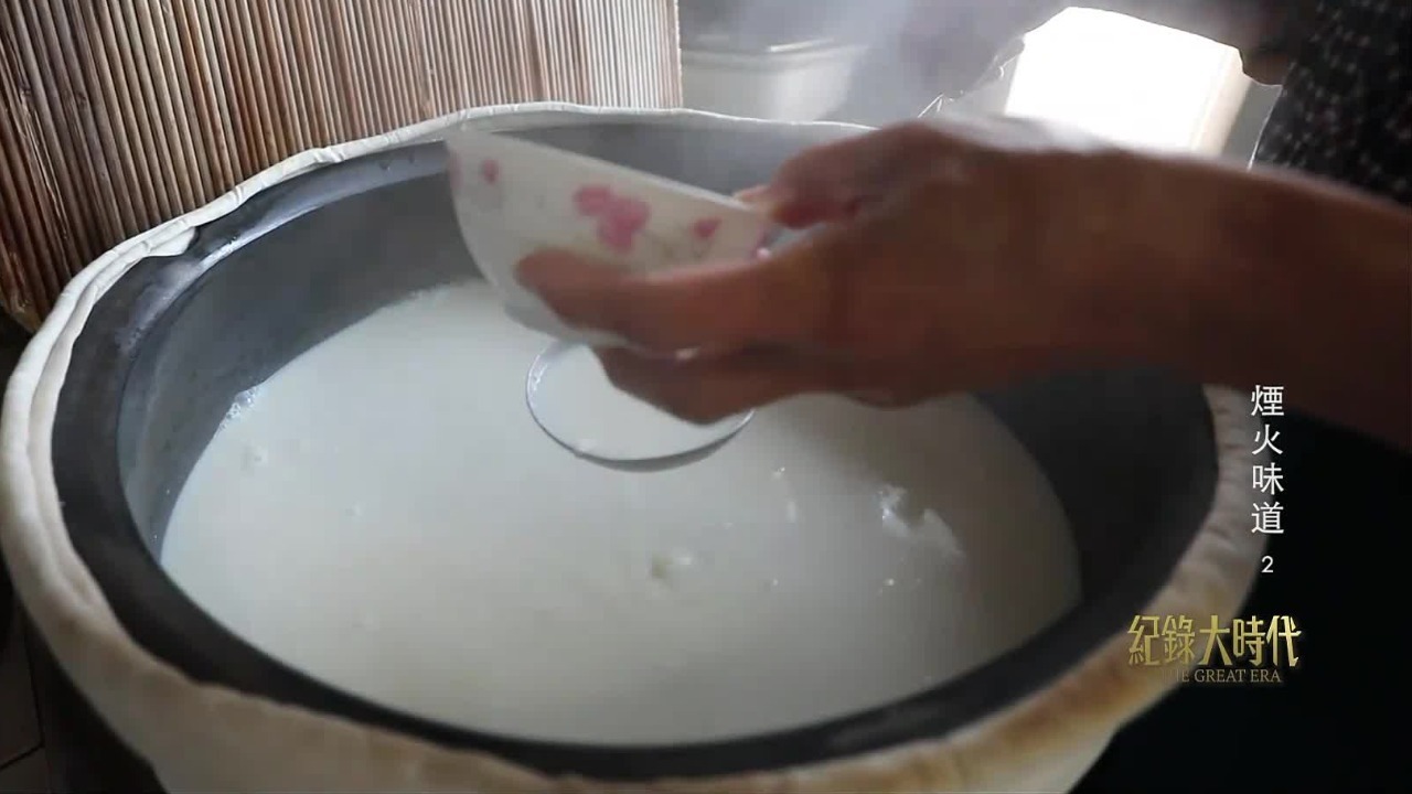 做豆脑靠的是耐心和细心，点卤水，直接决定豆脑的口感