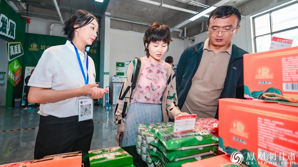 与会嘉宾参观广河县特色农产品