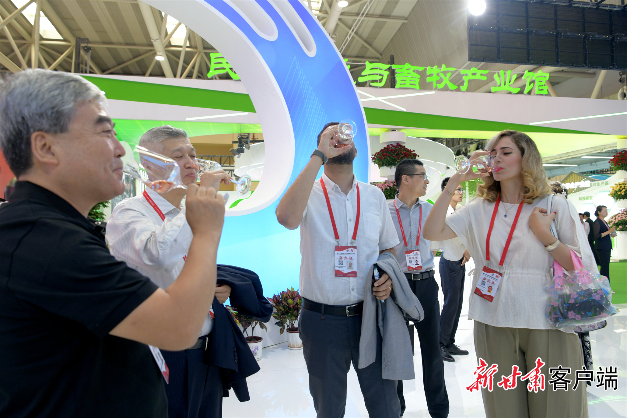 外国嘉宾品尝葡萄酒