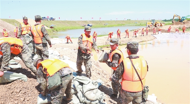 鄱阳县角丰圩发生管涌险情 武警江西总队官兵处险除险（图）