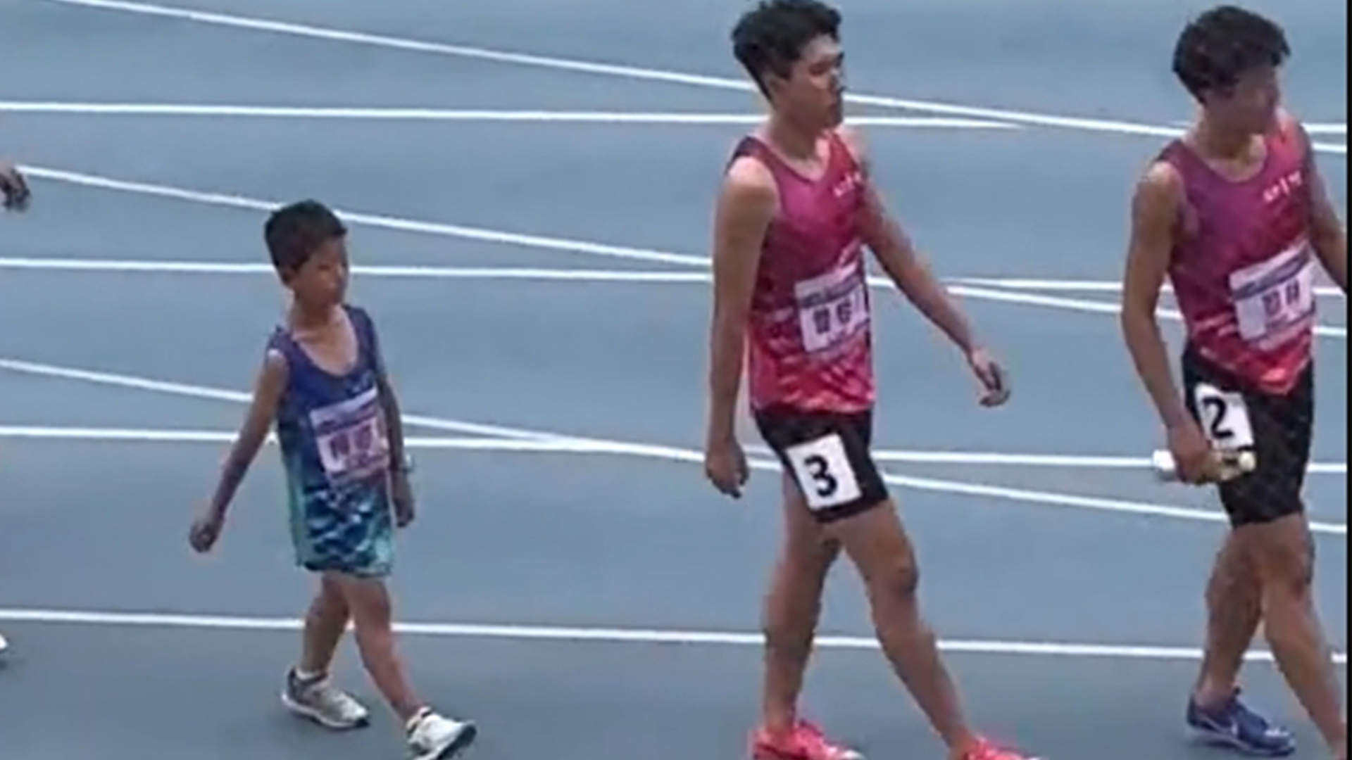 他值得全场欢呼呐喊！“小孩哥”误报400米男子公开组，最终成绩1分26秒