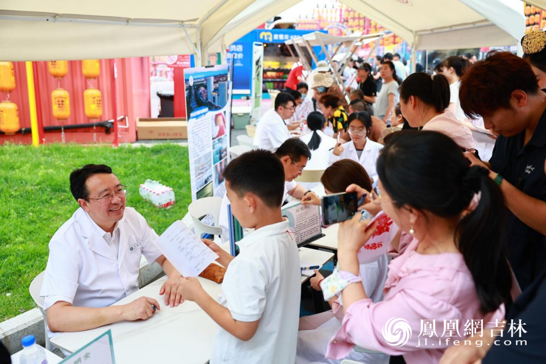 长春中医药大学副校长刘振权教授现场为粉丝义诊。